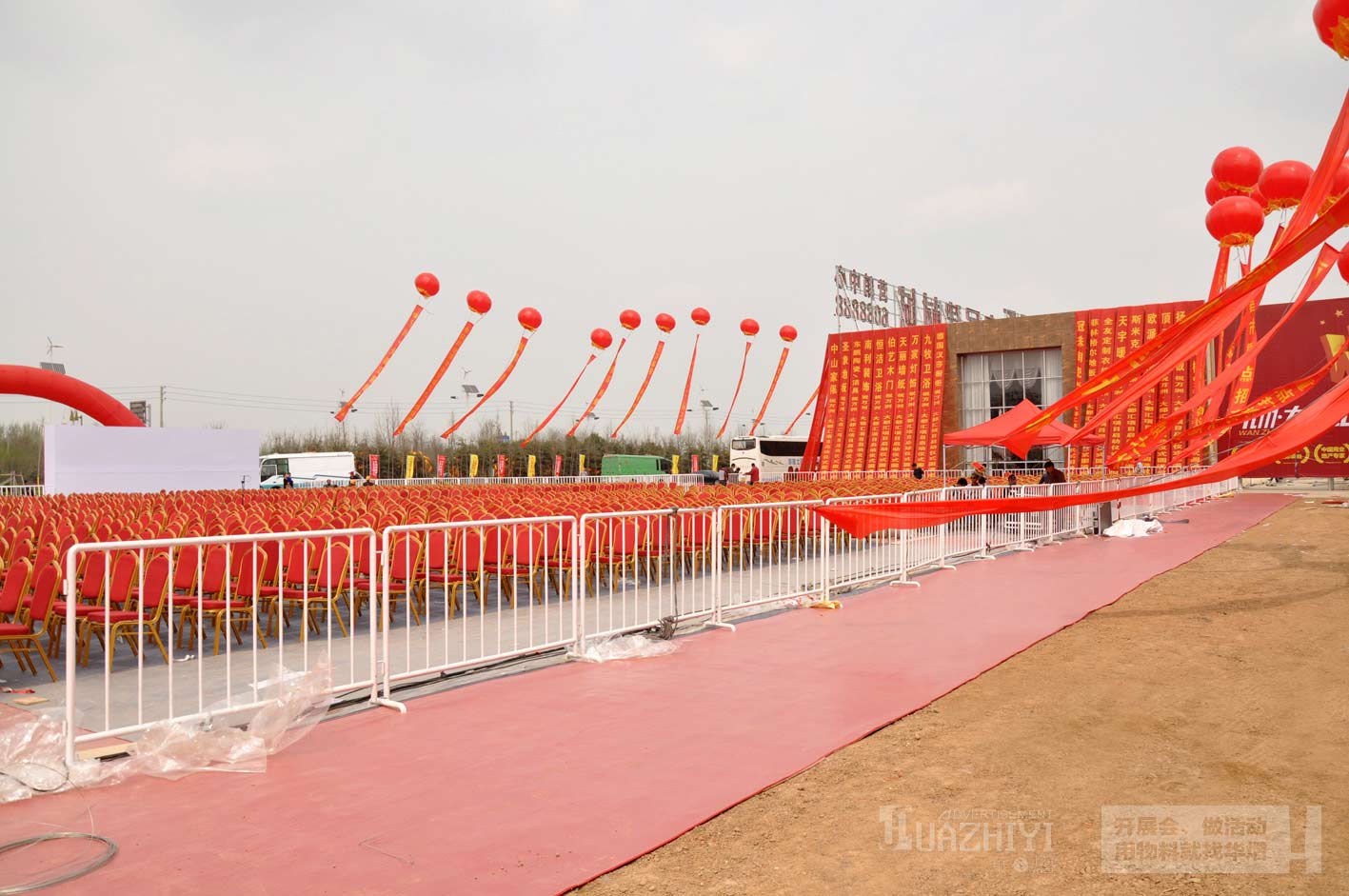 許昌家具建材城白色鐵馬護(hù)欄租賃現(xiàn)場